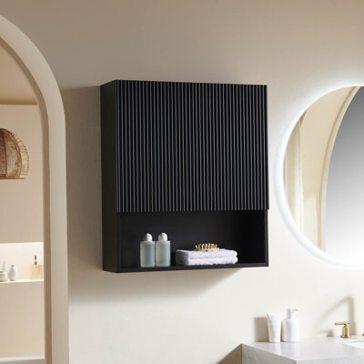 Armoire de salle de bain murale rayée Tobi de 26 po avec portes, tablette et compartiment de rangement ouvert au-dessus de la toilette 