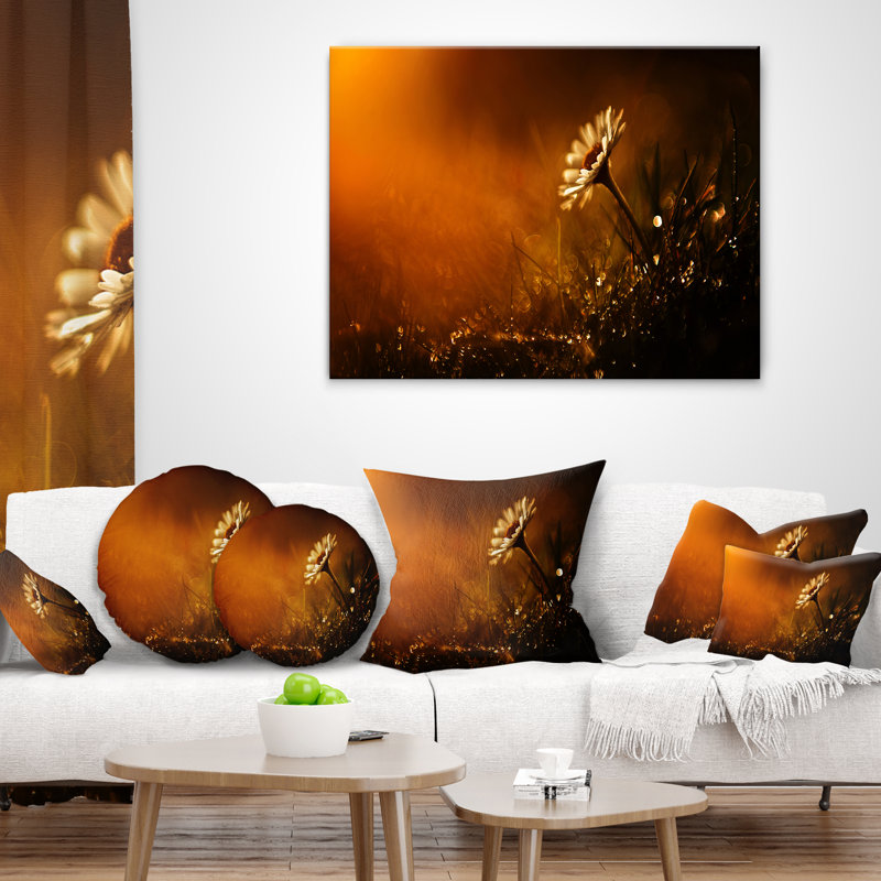 Fleur blanche blanche au coucher du soleil après la pluie - coussin à imprimé floral, 18 po x 18 po, Coussin décoratif