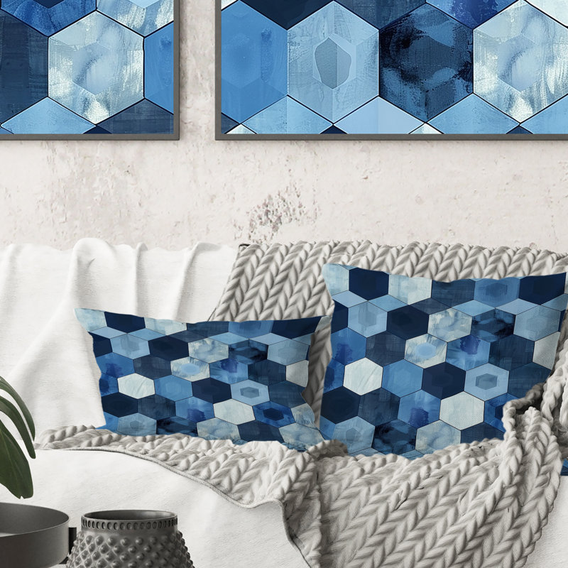 Imprimé hexagonal bleu et blanc III - Coussin moderne, H 18 po x l 18 po