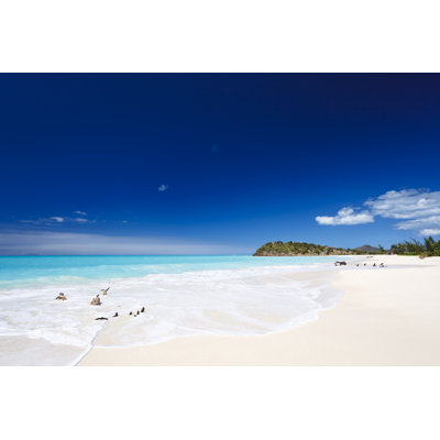 Plage blanche propre des Caraïbes avec ciel bleu par Michaelutech