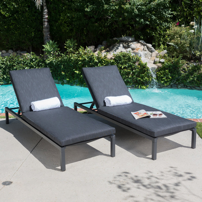 Ensemble de chaises longues en aluminium Navan avec coussins résistants à l'eau et conception pliable pour la détente en plein air