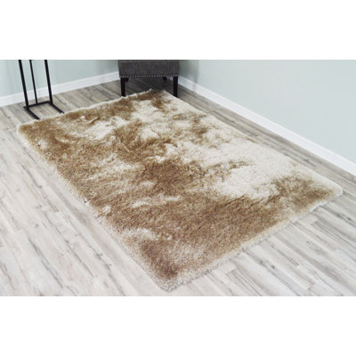 Tapis décoratif beige à poils longs 5 pi 3 po x 7 pi 3 po adriahna