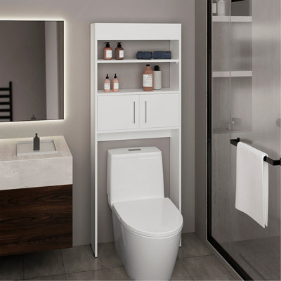 Au-dessus de l'armoire de toilette, double porte, deux tablettes blanches