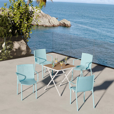 4 pièces Fauteuil en PP bleu clair empilable pour une utilisation intérieure / extérieure - Dossier à lattes ergonomique, avec table pliante multifonctionnelle intérieure / extérieure moderne - Plateau de table en PP avec pieds en métal