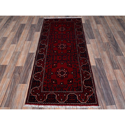 Tapis oriental rouge khamyab 2 pi 2 po x 5 pi 4 po avec motif de médaillons tribaux, pure laine, teinture végétale, tapis oriental noué à la main