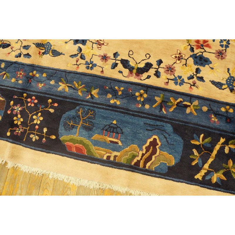 Joli motif floral dans un tapis chinois antique à fond beige