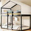Lit simple au-dessus d'un lit superposé avec tente, construction, style maison de jeu amusant pour la chambre à coucher, décoration d'intérieur, jeu et sommeil-171848789
