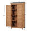 Abri de jardin en bois de sapin, armoire à outils verticale haute avec toit métallique incliné, étagères réglables et double porte, idéale pour jardin, terrasse ou pelouse.