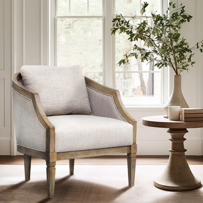 Chaise d'appoint traditionnelle avec revêtement beige et pieds en bois massif courbés