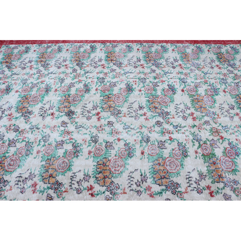 Grand tapis beige turc rétro idéal pour rehausser l'esthétique douillette de votre salon