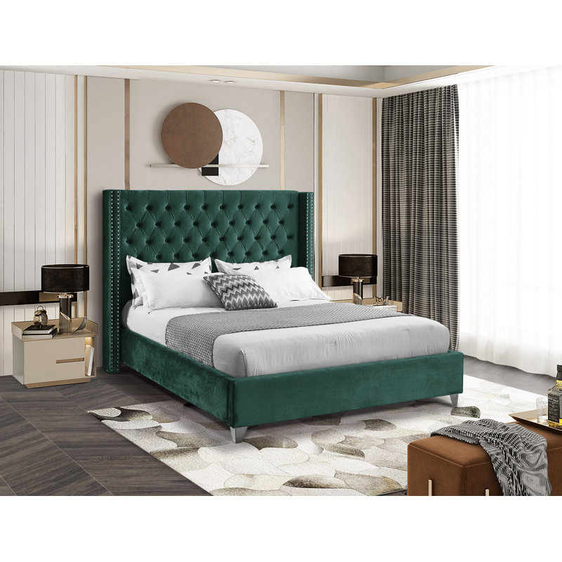 Lit plateforme tapissier capitonné à profil bas en bois massif Joclynn, Très grand, Velours vert, Chrome