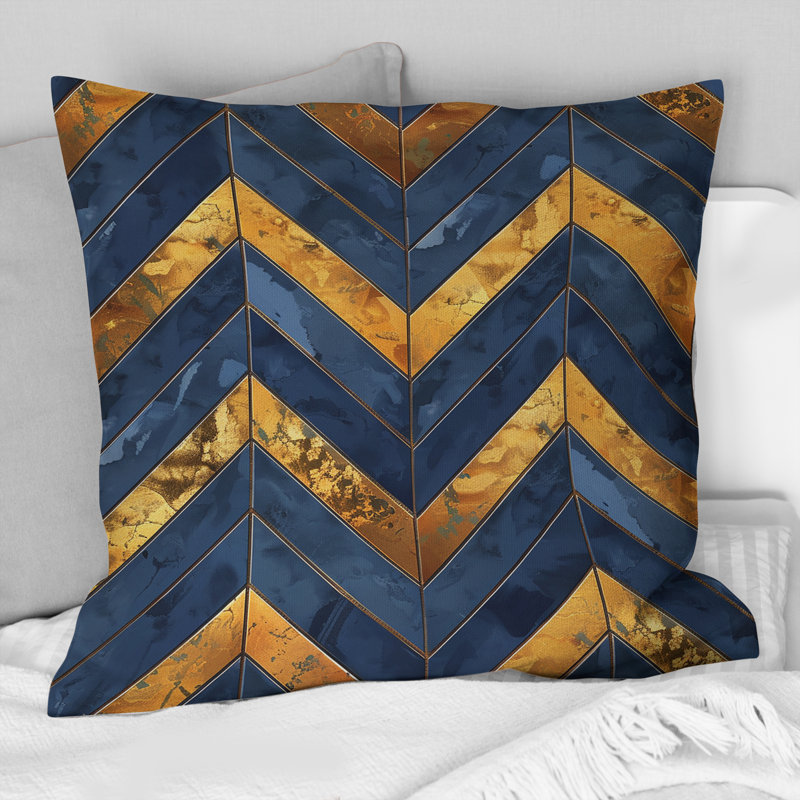 Coussin décoratif doré à motif de chevrons dorés et bleu Glam I, H 16 po x l 16 po