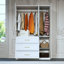 Armoire à trois portes avec panneaux de verre, poignées dorées et beaucoup de rangement - Design moderne avec deux tringles et tiroirs