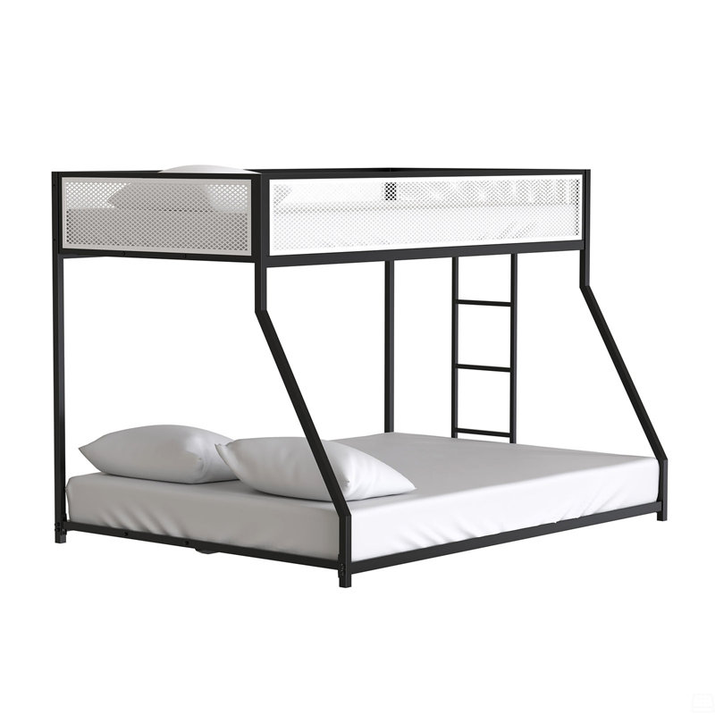 Lit superposé simple au-dessus d'un lit double en métal attaché prêt pour un matelas
