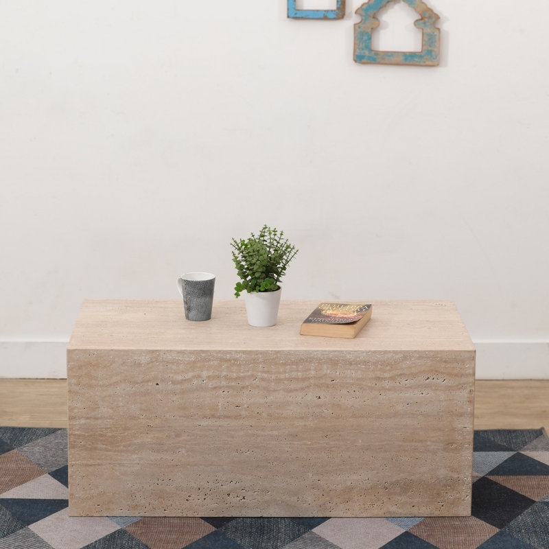 Table basse en travertin beige, H 16 po x L 37 po x l 18 po