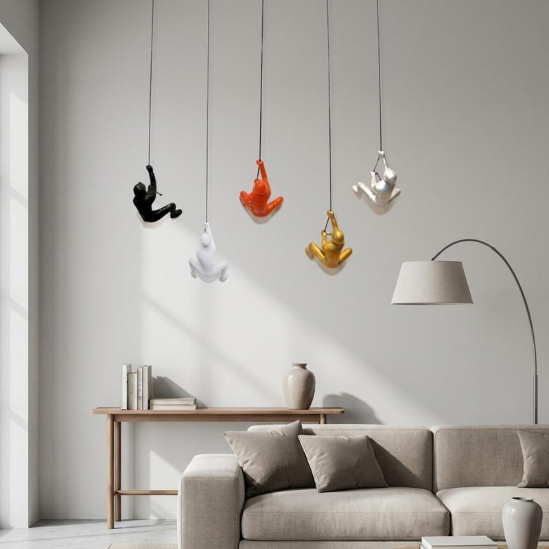 Ensemble de cinq sculptures dimensionnelles suspendues en or noir, orange, argent et blanc