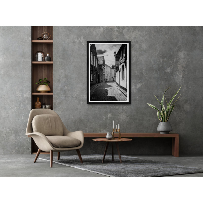 «Quiet European Streetscape II» par Tim Klein - Photographie avec cadre