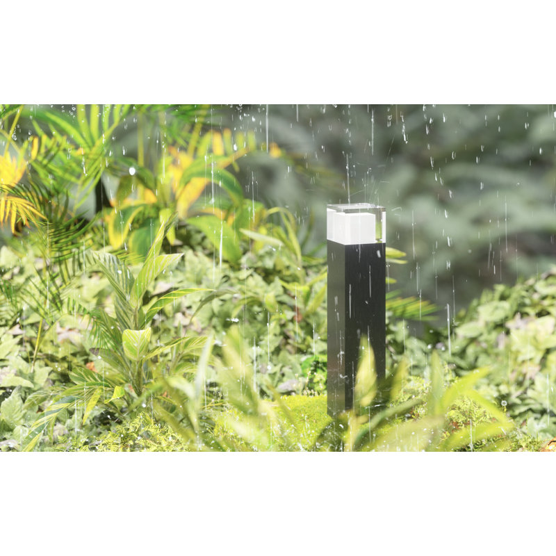 Éclairage de sentier à DEL intégré en métal noir Luvia