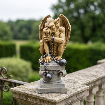 Statue gargouille ball-and-chain gothic dungeon
