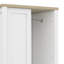 Garde-robe avec porte coulissante, tringles suspendues et tablettes ouvertes