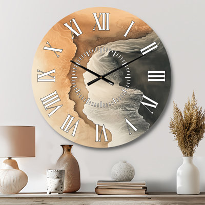 Horloge murale moderne silencieuse en métal, aux tons apaisants de sable et de beige côtiers.