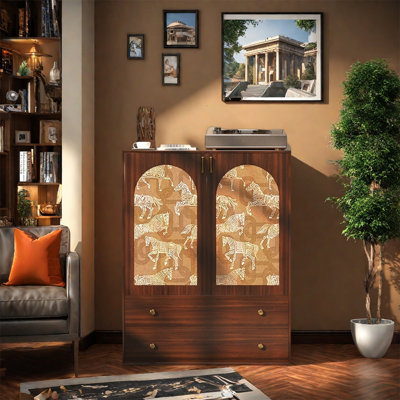 Armoire en bois avec tiroirs et tablettes