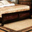 Grand lit en bois massif de style transitionnel avec finition noyer et tête de lit à motif de parquet