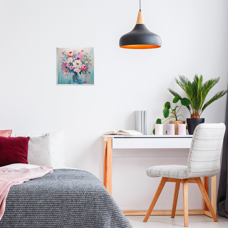 Faux bouquet texturé sur plaque murale bleue, design par Creative Studio