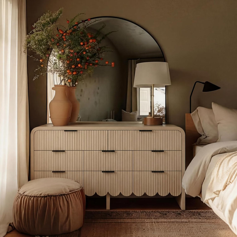 Commode 8 tiroirs avec panneau ondulé cannelé