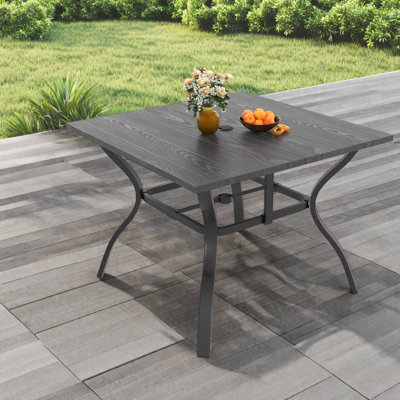 Tables de patio rustiques avec structure en acier au design rétro, multi-scène