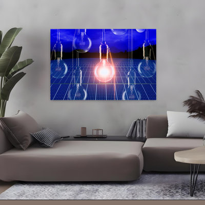 Ampoule illuminée au-dessus d'un panneau solaire