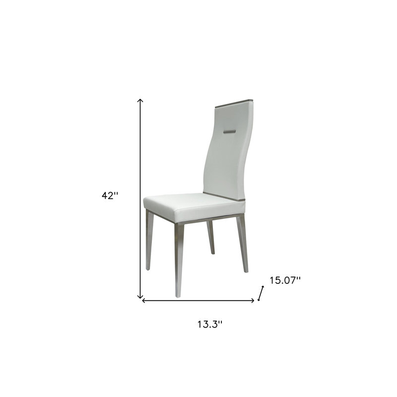 Ensemble de quatre chaises d'appoint de salle à manger rembourrées en similicuir blanc et argent