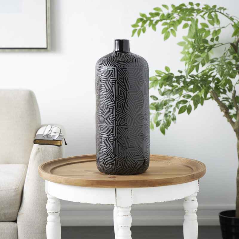 Vase décoratif en céramique noir avec gravures géométriques, H 19,45 po x l 7,75 po x P 7,85 po
