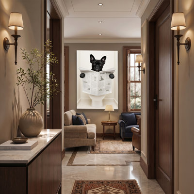 Drôle de bouledogue français lisant un journal, salle de bain, photographie sur toile, toile tendue, prête à accrocher