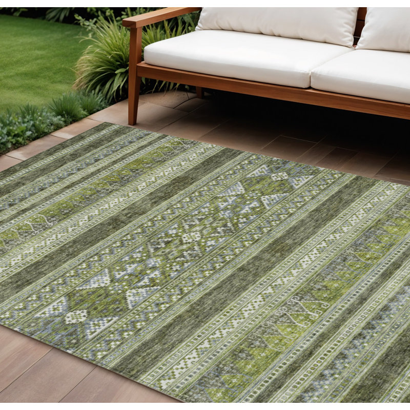 Tapis intérieur / extérieur vert olive et artichaut 10 pi x 14 pi HomeRoots