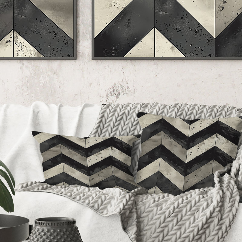 Coussin décoratif beige à motif de chevrons noir V, H 16 po x l 16 po