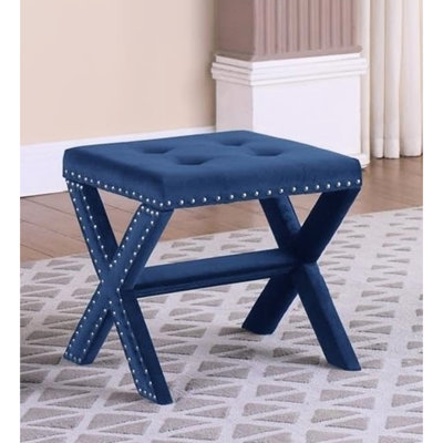 Banc en velours bleu avec garniture cloutée, pieds en forme de X, pour hall d'entrée contemporain et garniture ornementale en mousse haute densité