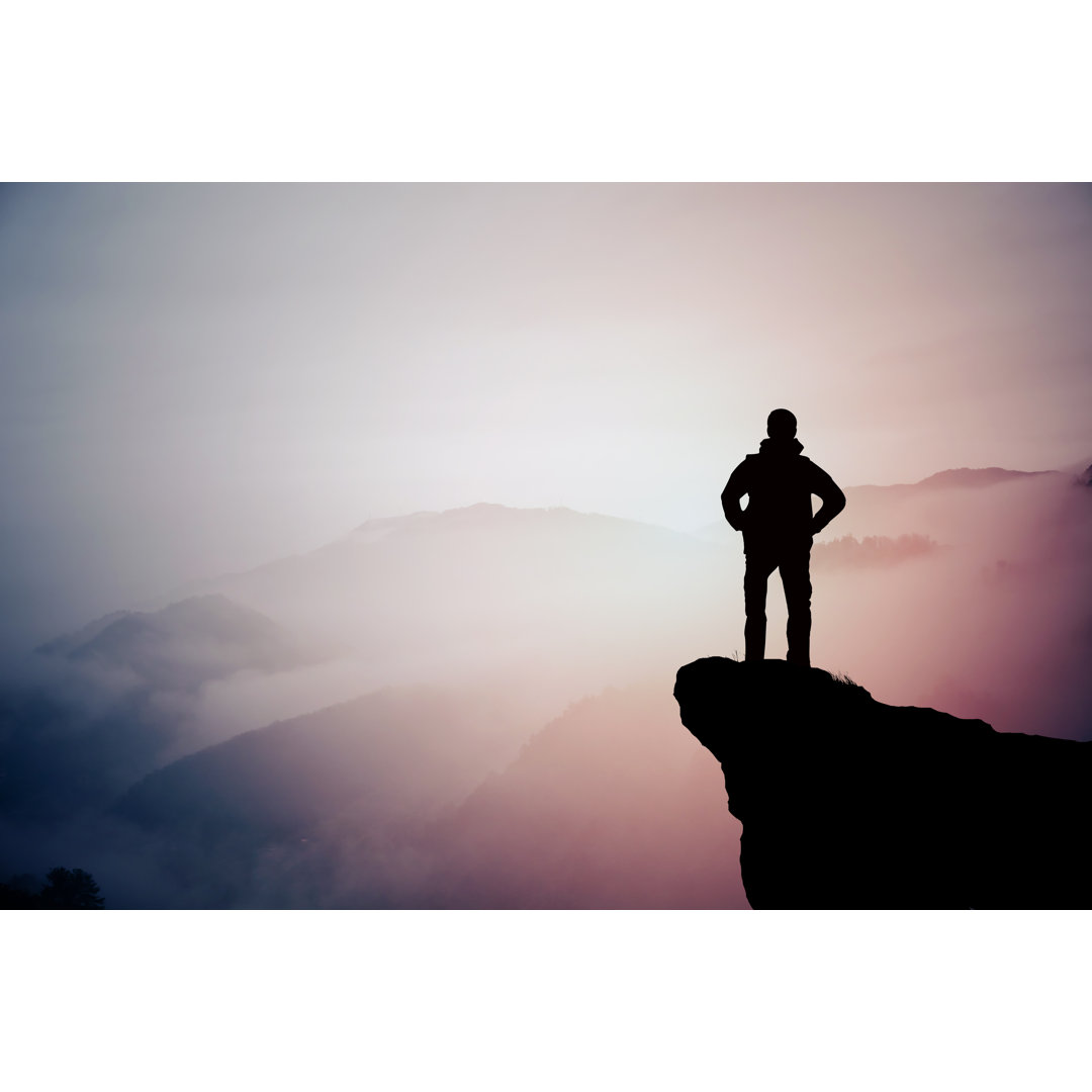 Silhouette Of Hiking Man von Fzant - Kunstdrucke auf Leinwand ohne Rahmen