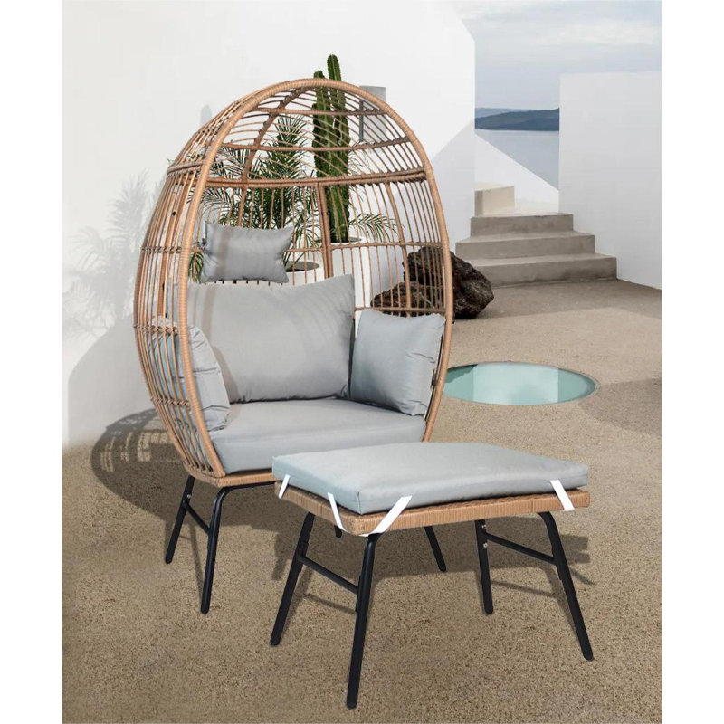 Chaise d'extérieur en osier avec repose-pieds et coussins pour l'extérieur