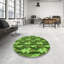 Tapis vert à motif abstrait-1440139413