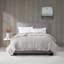 Couverture légère en duvet synthétique avec garniture en satin gris double / grand-118023345-118023344