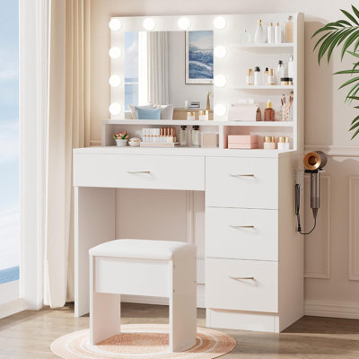 Coiffeuse de 87 cm de large, avec miroir lumineux, station de recharge, 4 tiroirs et tablettes de rangement.