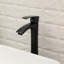 Lavabo vasque rectangulaire en céramique avec robinet-117205499