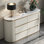 Armoire à six tiroirs 55,12 po en bois massif blanc avec bords en dalle de pierre et compartiment de rangement