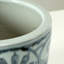 Env. Pot de 8 pouces de hauteur bleu et blanc avec motif floral