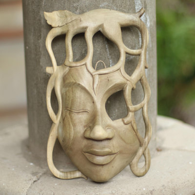 Sculpture en bois faite à la main de femme de la forêt
