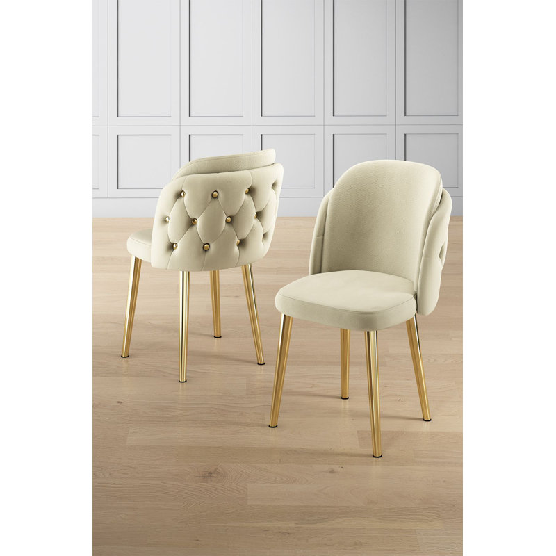 Ensemble de chaises élégantes 4 pièces, crème et or | Structure 100% métal, envers en contreplaqué, tissu Babyface | Dimensions: 17,7 po x 32,3 po x 18,1 po | 22 po avec dossier en mousse et 28 sièges en mousse | Design moderne et glamour pour la salle à manger et les espaces de vie