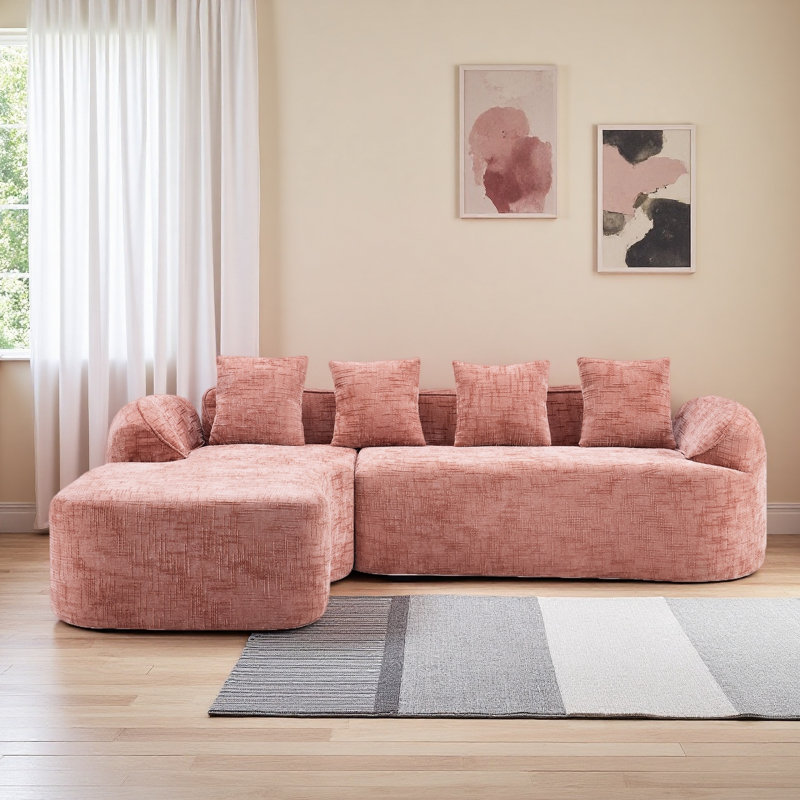 Canapé en chenille compressée en forme de L qui s'agence bien avec n'importe quel salon. Il est doté d'une éponge hautement élastique pour une sensation d'assise confortable, d'accoudoirs courbés et de quatre coussins décoratifs