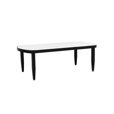 Table basse d'extérieur élégante de 120 x 60 cm (47,2'' x 23,6'') en marbre blanc grec, inspirée de la pierre frittée, avec une structure en aluminium noir mat, des pieds et des angles arrondis, idéale pour terrasse et jardin.