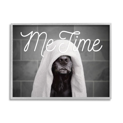 «Me Time Pet Dog», salle de bain grise surdimensionnée, rustique, giclée, art texturé par Adobe Stock